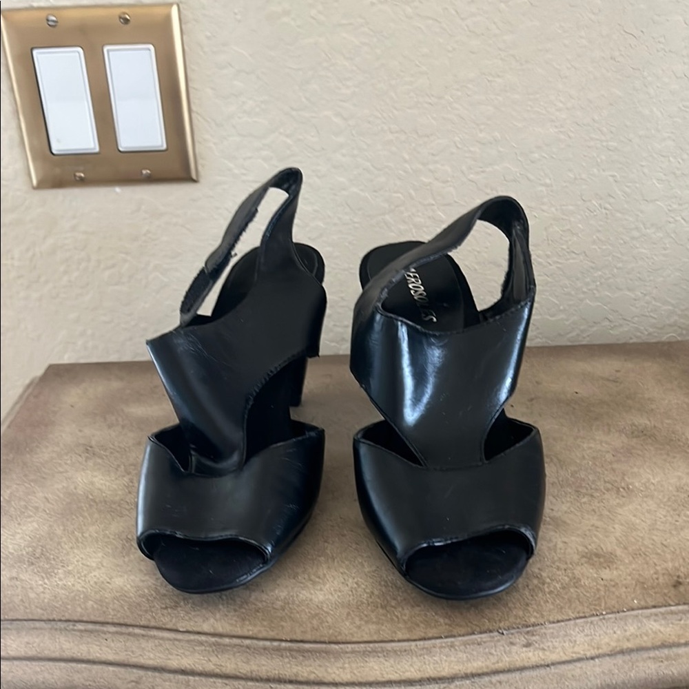 AEROSOLES Black Heels with Open-Toe Design and Wide Straps